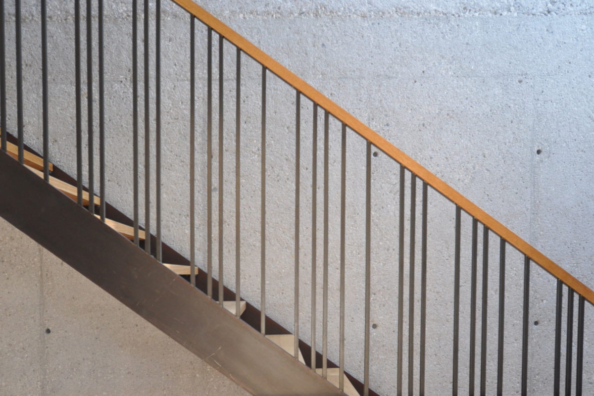Treppe aus Stahl und Holz